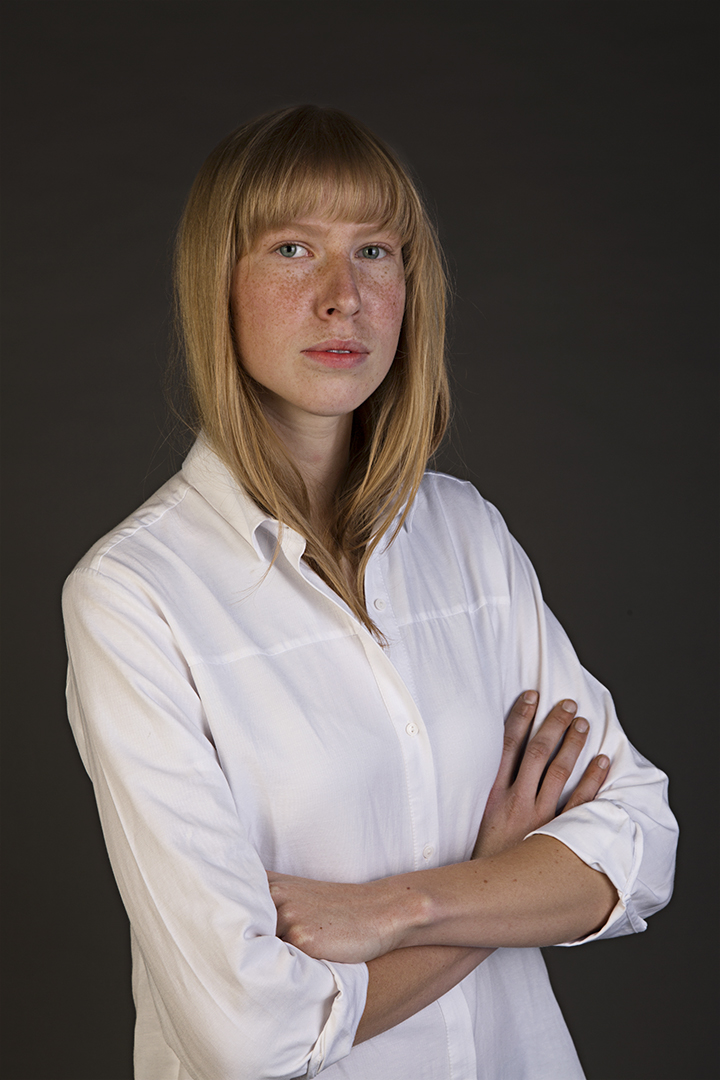 Portrait vor einem schwarzen Hintergrund